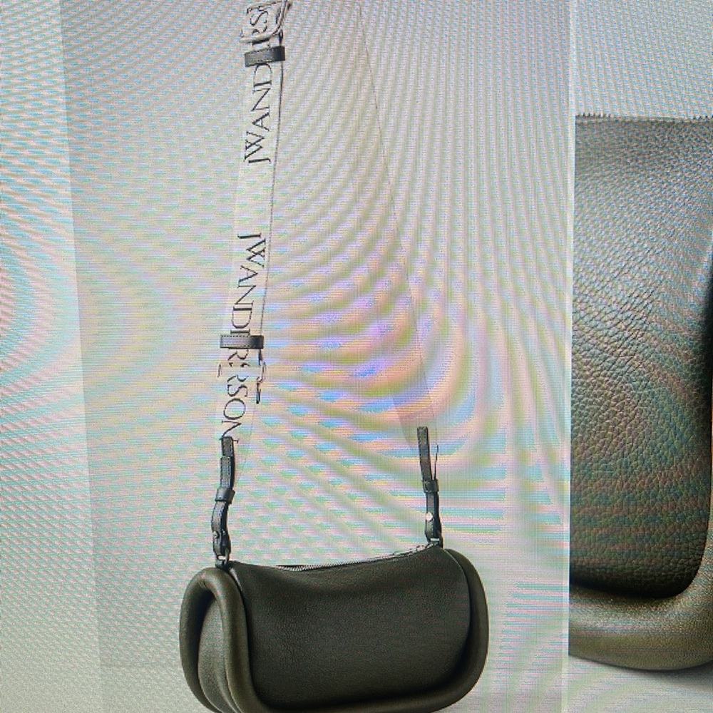 SOLD!!!!! NWT JW ANDERSON THE BUMPER BAG IN DARK OLIVE. - Picture 4 of 13